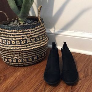 Perfect fall bootie size 8 1/2, black